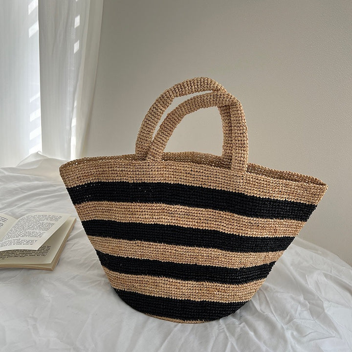 Handcrafted straw bag with geometric pattern Stornfield