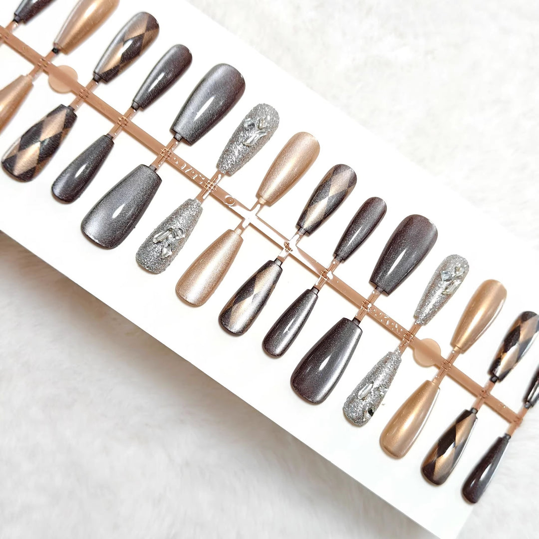 Glamorous Art Nails in Elegant Metallic Look Stornfield