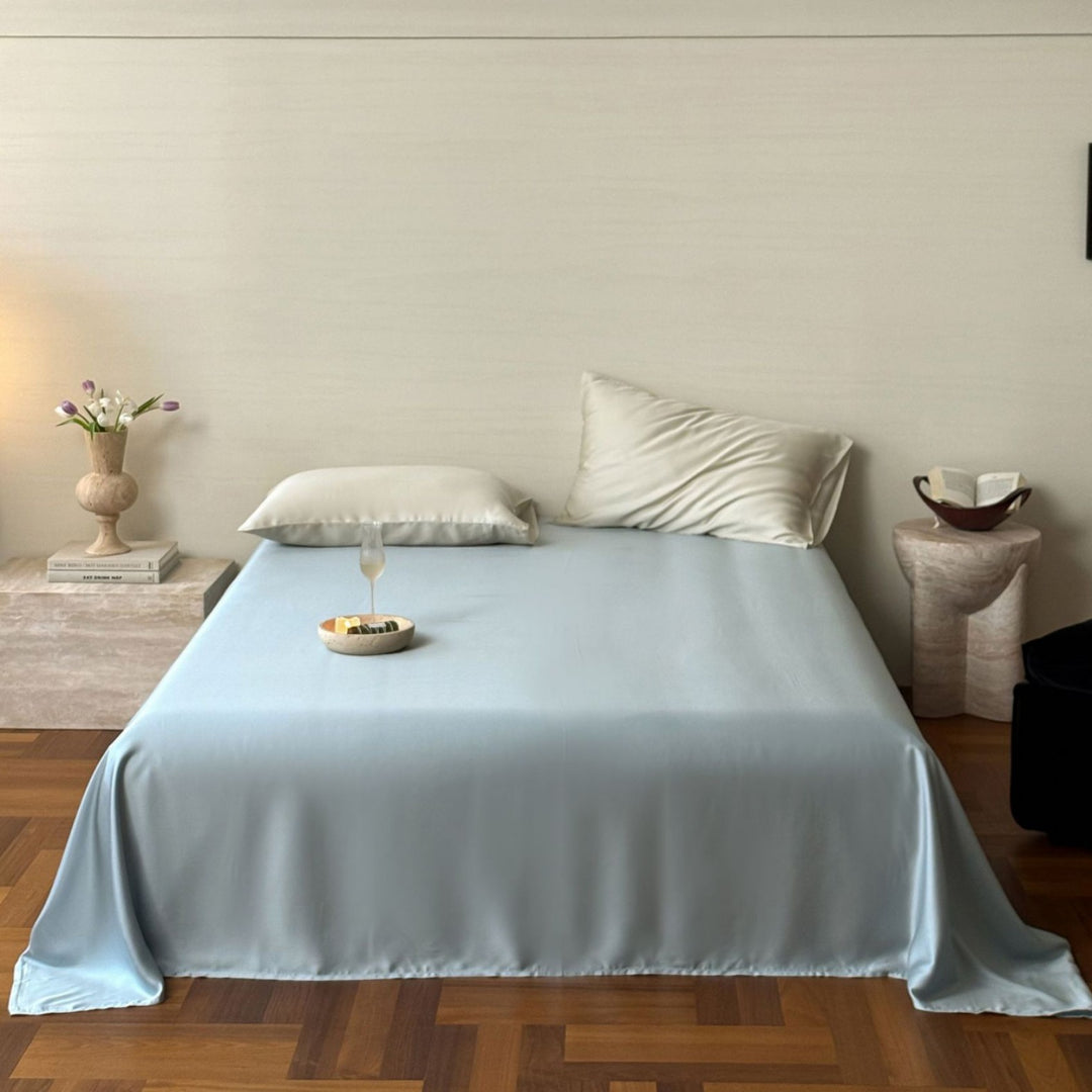 Luxurious satin bedding set with a silky-smooth surface, reversible function and hotel closure