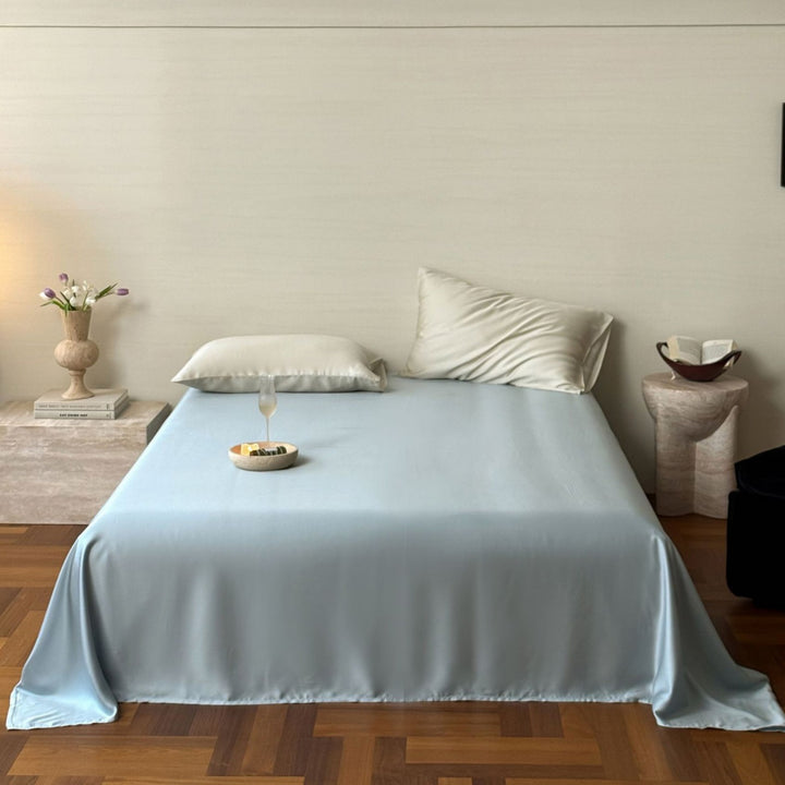 Luxurious satin bedding set with a silky-smooth surface, reversible function and hotel closure