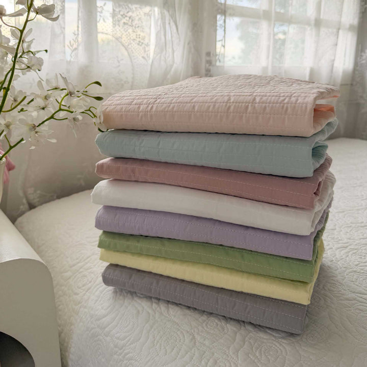 Bedding set with quilted pillowcase and elastic fitted sheet