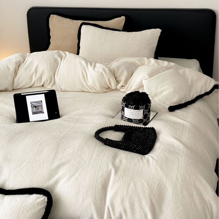 Quilt bedding set made of high-quality cotton satin with contrasting piping edge