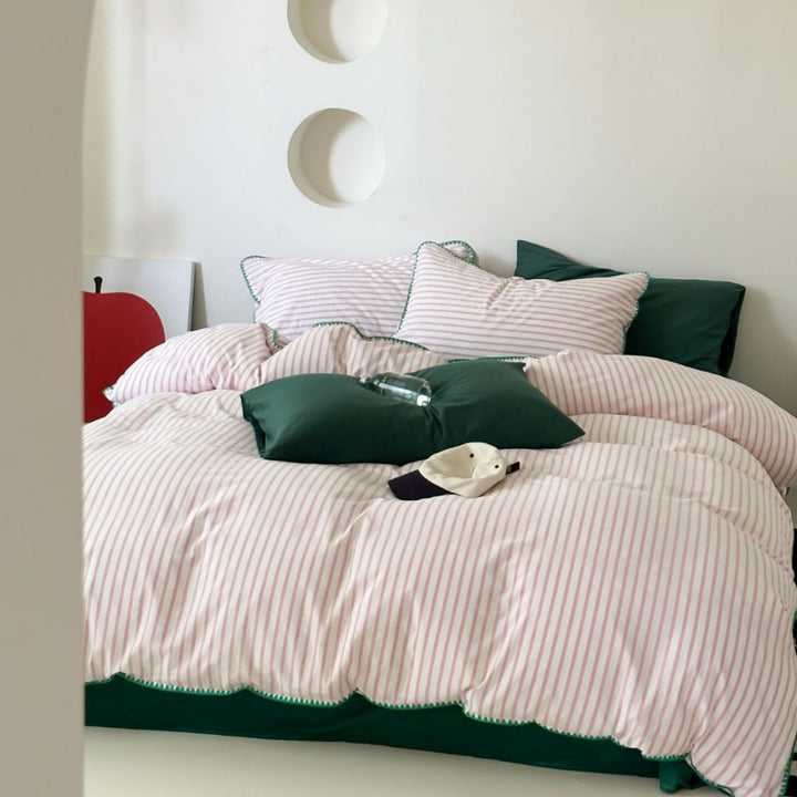 Striped bedding set made of cotton satin with ruffled edges and reversible function