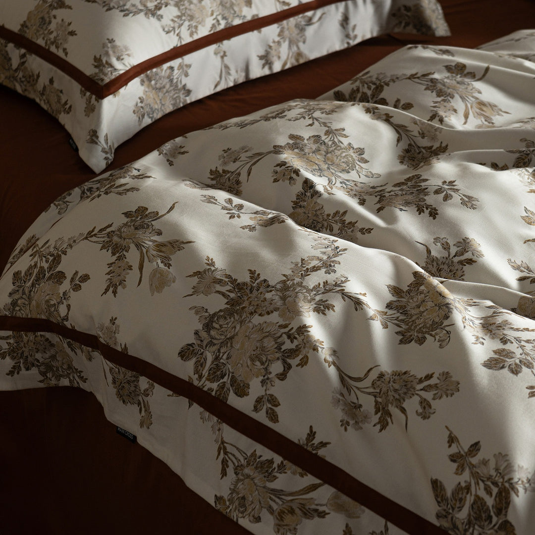 Duvet cover set made of cotton percale with subtle leaf allover and piped edge