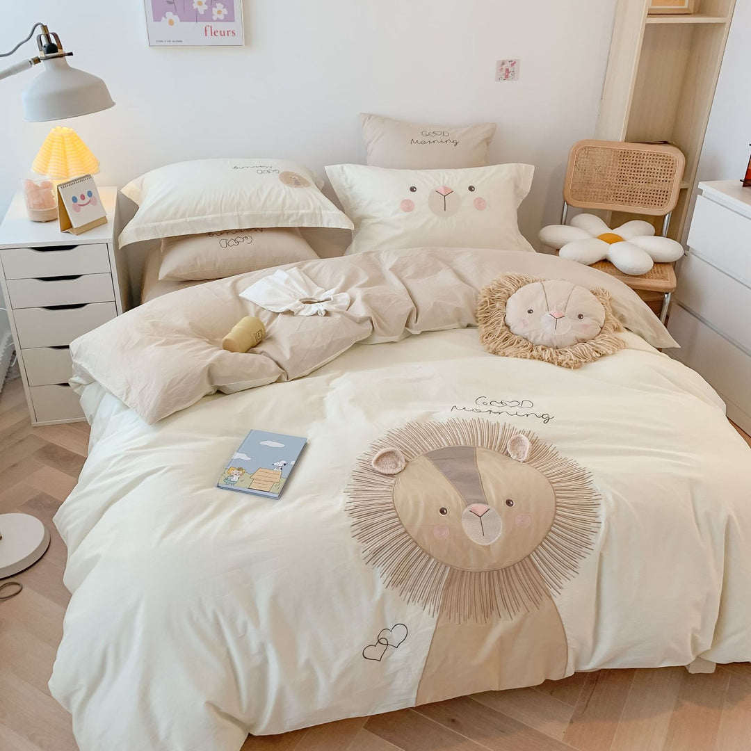Cozy children's bedding set with playful lion appliqué made of cotton