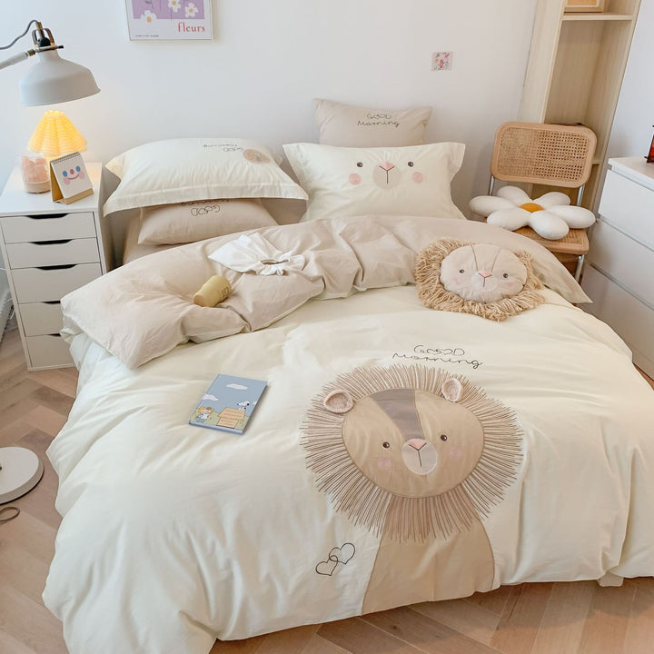 Cozy children's bedding set with playful lion appliqué made of cotton