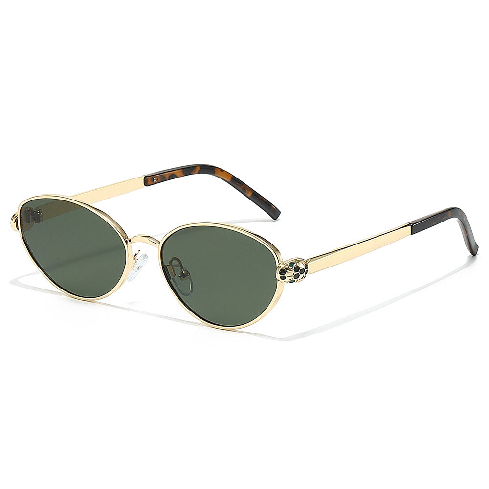Chic Cat-Eye Sunglasses with Luxurious Gold Accents Stornfield