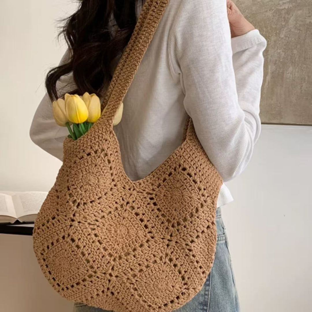 Handbag made of braided natural material with tassel details Stornfield