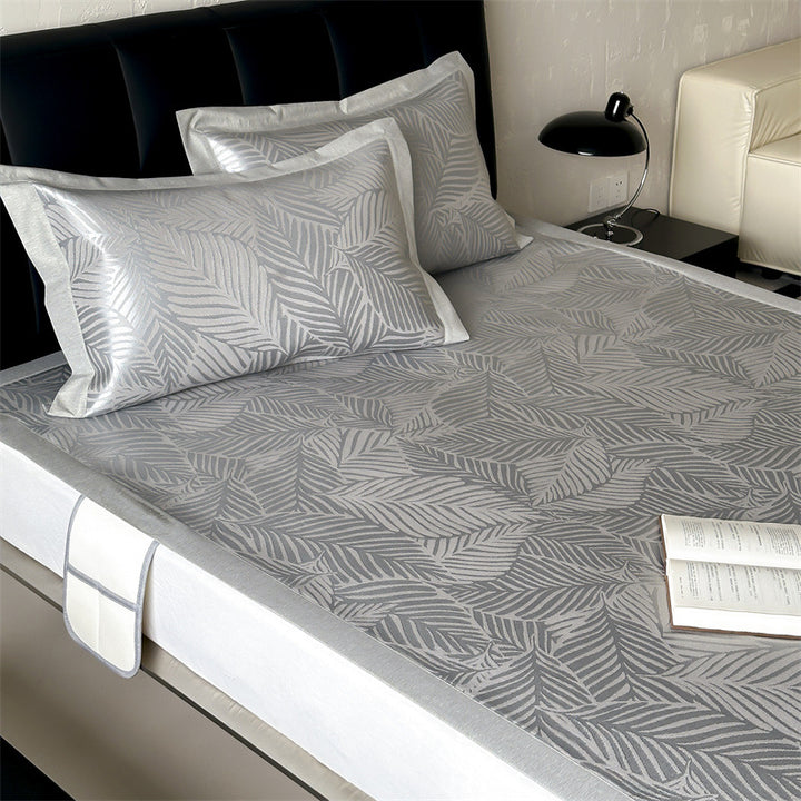 Finely woven satin fitted sheet with floral jacquard relief and reinforced all-round elastic