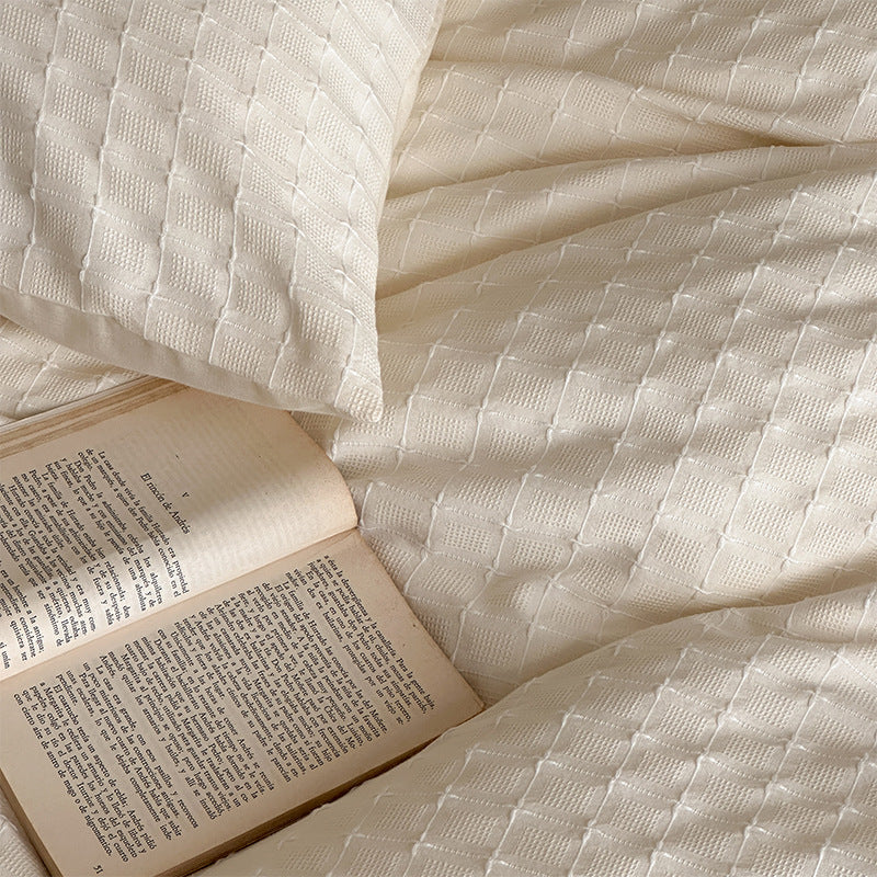Bedding set made of cotton percale with fine check pattern and quilted comforter