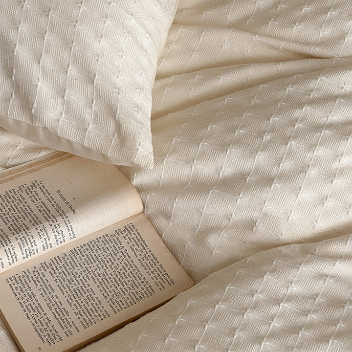 Bedding set made of cotton percale with fine check pattern and quilted comforter