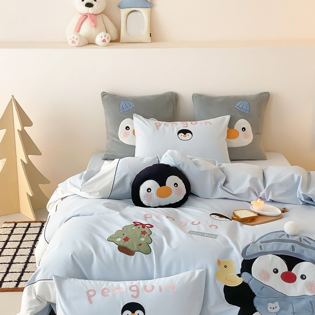 Children's bedding set with penguin appliqué and soft cotton blend