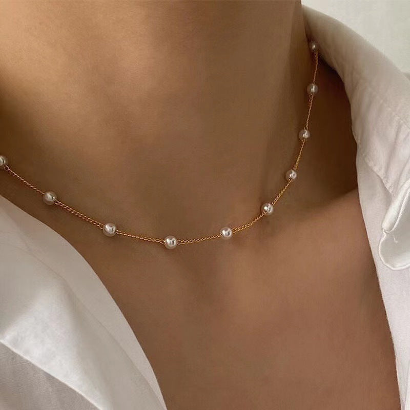 Delicate Pearl Necklace with Fine Gold Stand Stornfield