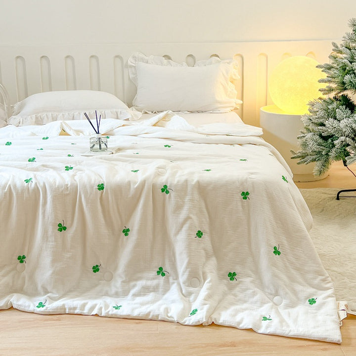 Women lightweight and breathable quilt with delicate floral patterns Stornfield