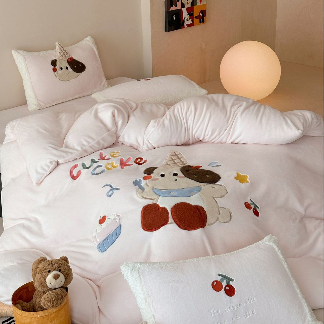 Children's bedding set with appliquéd animal and cupcake motifs, quilted blanket & decorative pillow