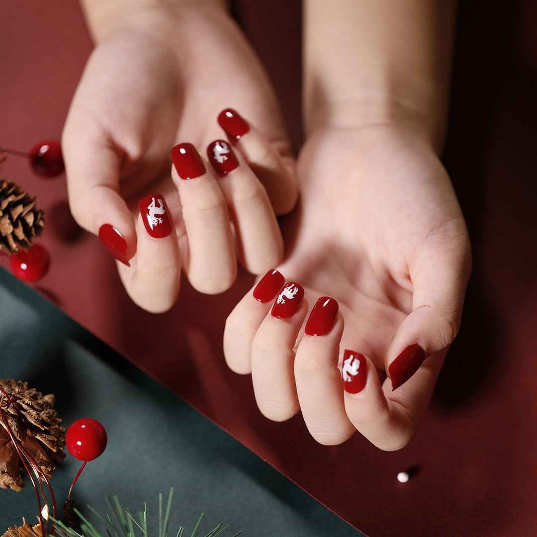 Elegant artificial nails with golden accents and floral design Stornfield