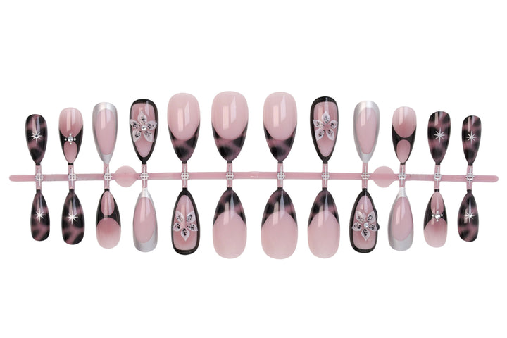 Artificial nail set with elegant tips and trendy accents Stornfield