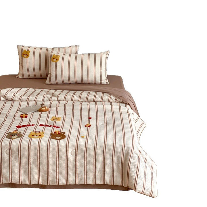 Waffle texture bedspread for children with embroidered animal and apple appliques