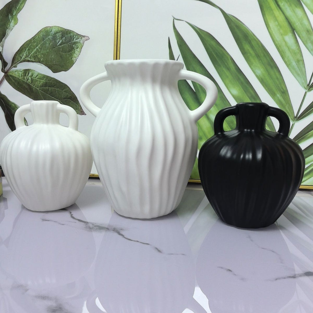 Elegant Ribbed Decorative Vase Stornfeild