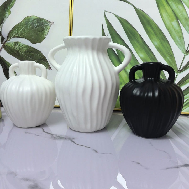 Elegant Ribbed Decorative Vase Stornfeild
