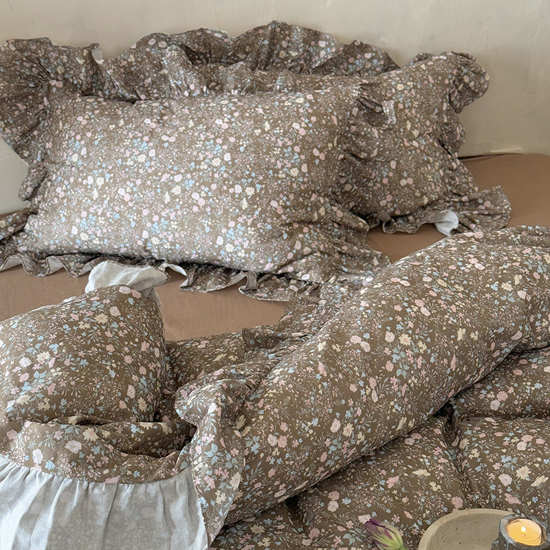 Quilted duvet cover set with ruffle and delicate floral pattern