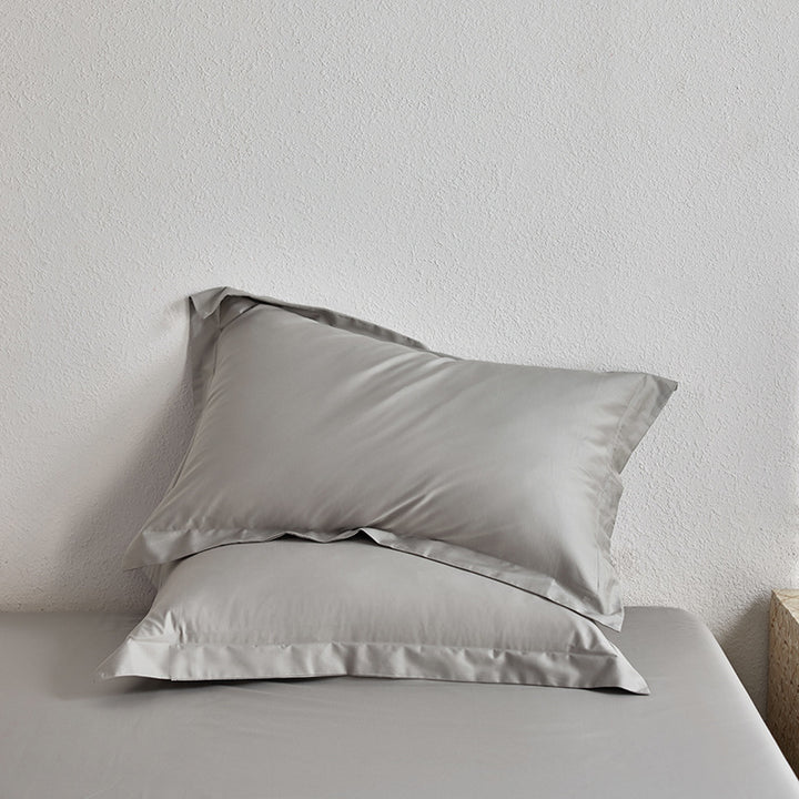 Premium pillowcase and fitted sheet set made of cotton percale with hotel edge