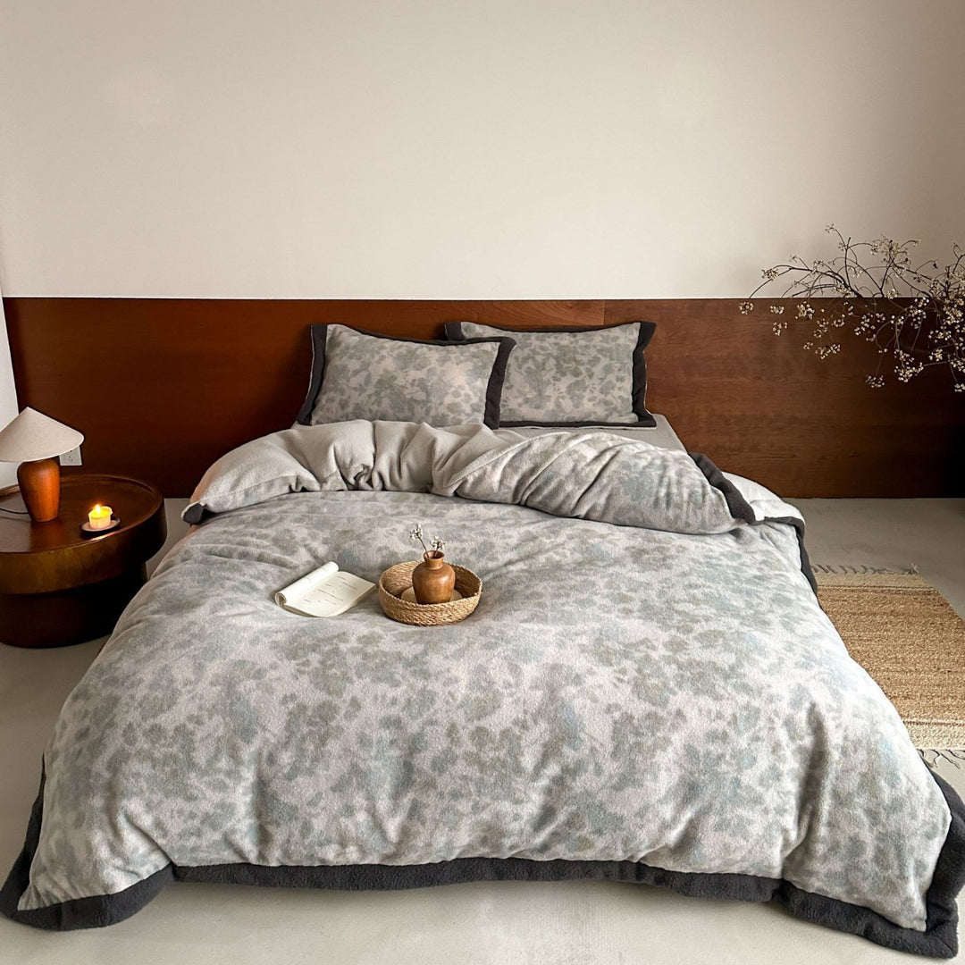 Reversible fleece bedding set with delicate watercolor pattern and contrasting edge processing