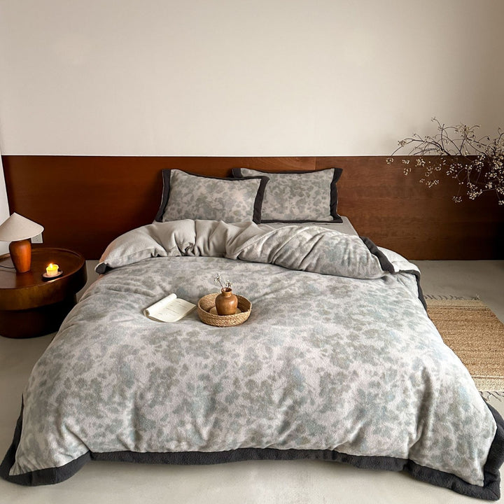 Reversible fleece bedding set with delicate watercolor pattern and contrasting edge processing