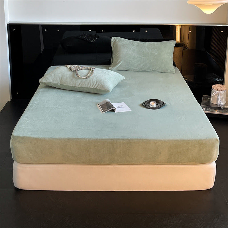 Velvet fitted sheet with extra deep pocket and elastic all-around hem