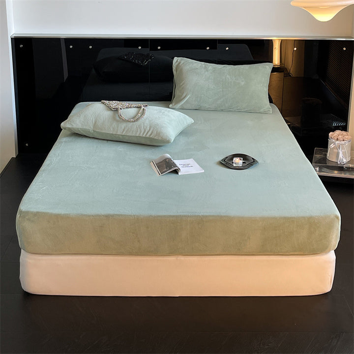 Velvet fitted sheet with extra deep pocket and elastic all-around hem