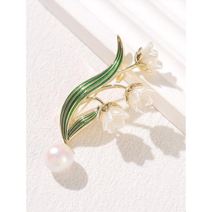 Elegant flower brooch with pearl pendant Stornfield
