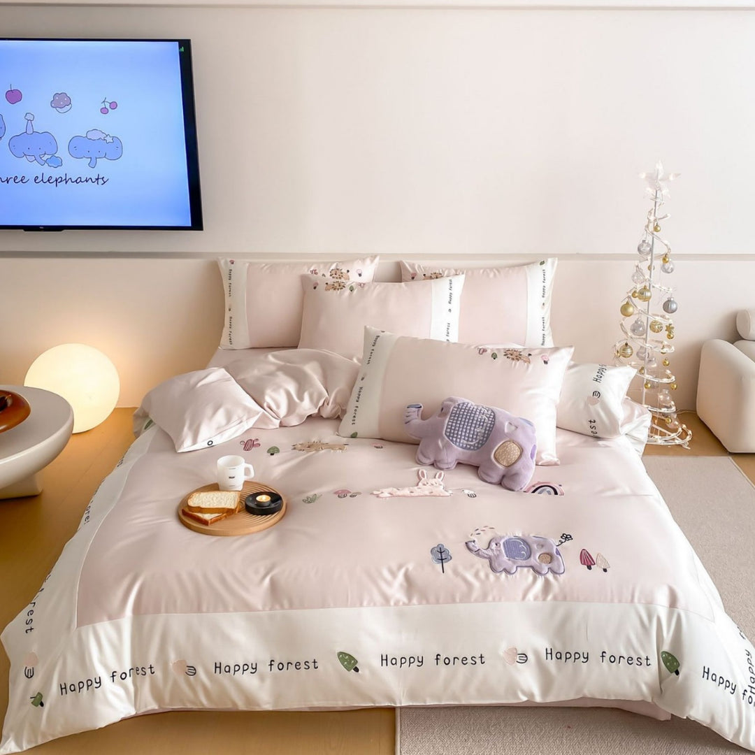 Playful children's bedding set in satin look with 3D elephant appliqués and happy forest print