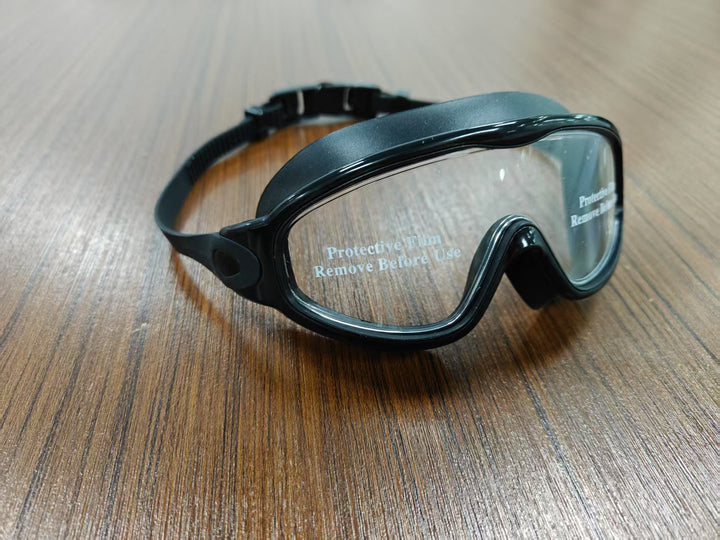 Diving mask with wide field of view and magnet holder Stornfield