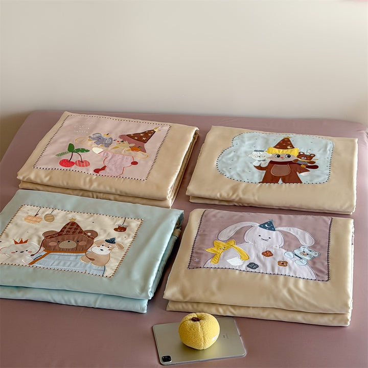 Children's bedding set with appliquéd animal figures, satin cover and quilted blanket