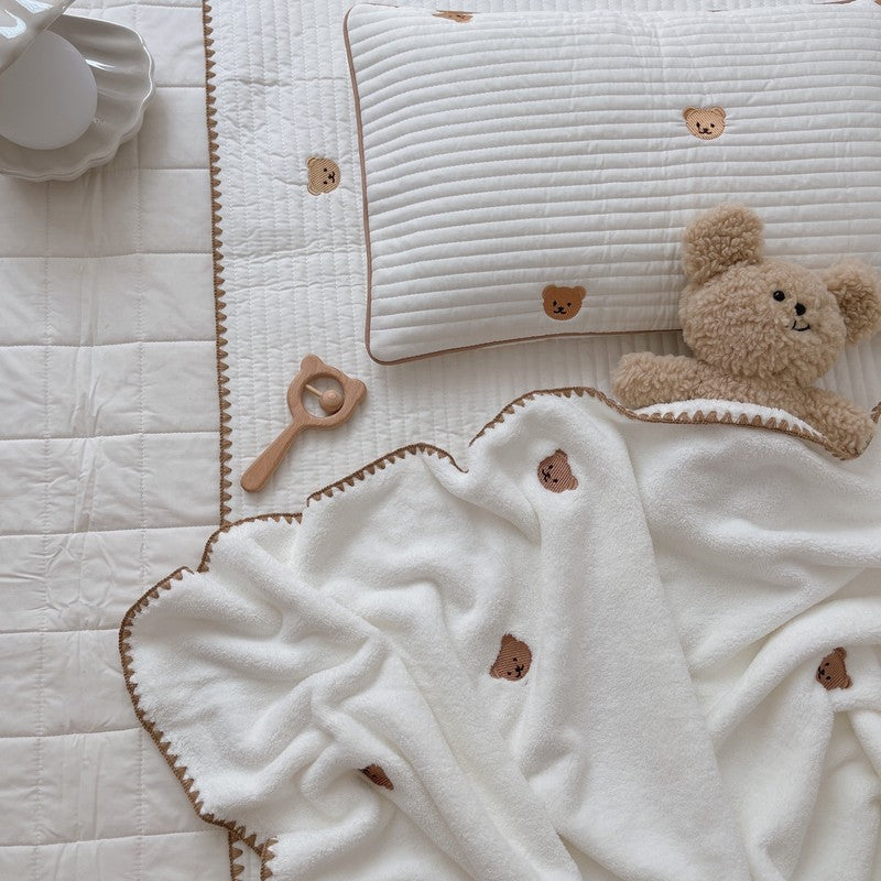 Unisex cuddly blanket with sweet bear motifs Stornfield
