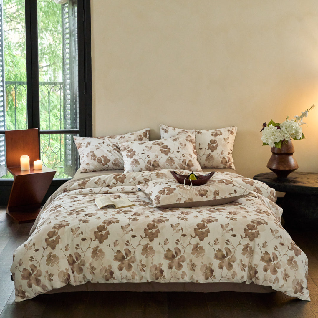 Duvet cover set made of soft cotton satin with watercolor speck design and hotel closure