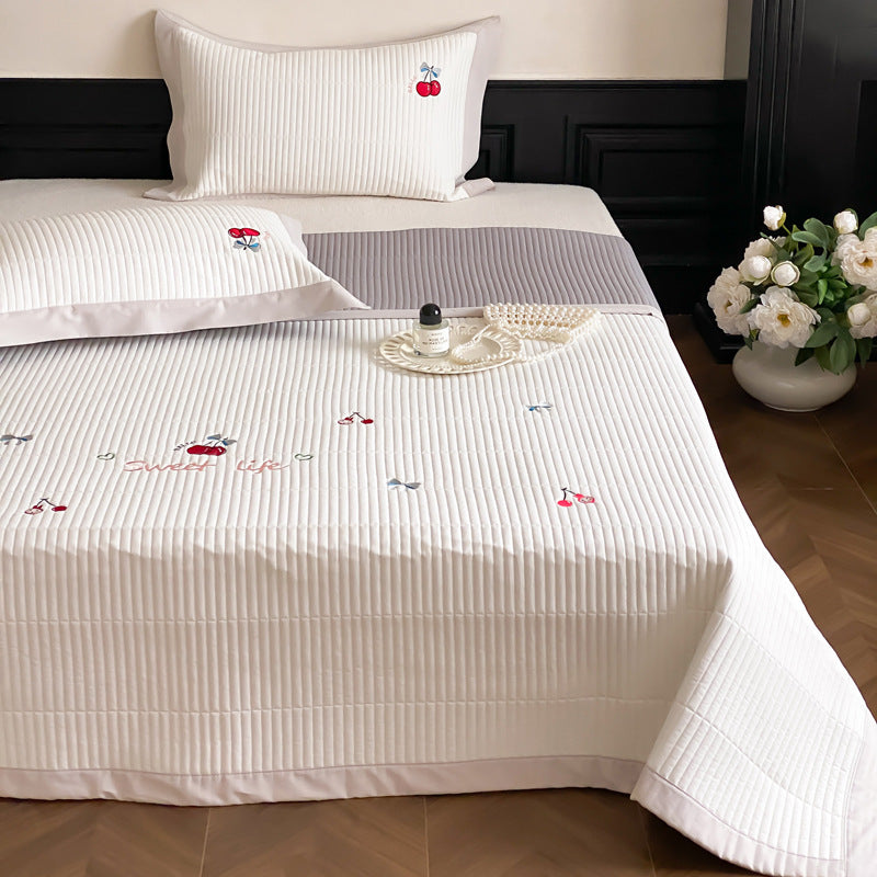 Quilted bedding set made of fine cotton blend with embroidered heart and bow motifs