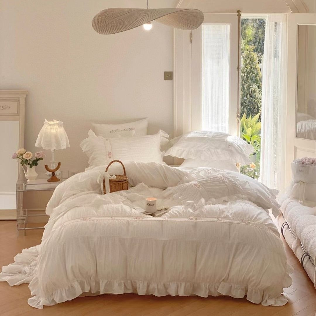 Romantic ruffle bedding set made of cotton muslin with flounce details