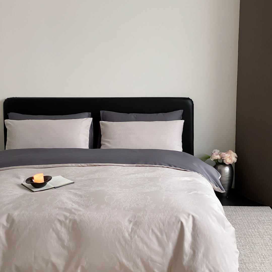 Reversible bed linen set made of cotton satin with fine jacquard structure