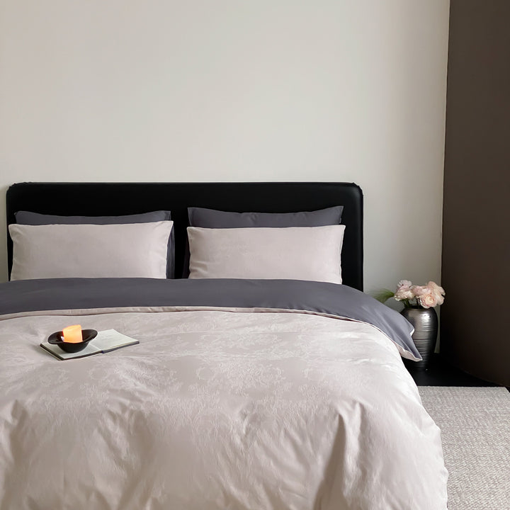 Reversible bed linen set made of cotton satin with fine jacquard structure
