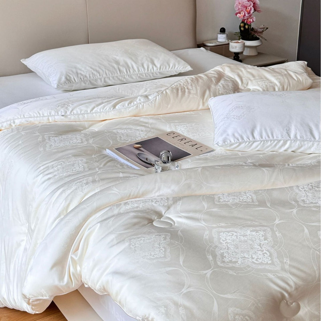 Lightweight all-season quilt with jacquard pattern and breathable fiber filling