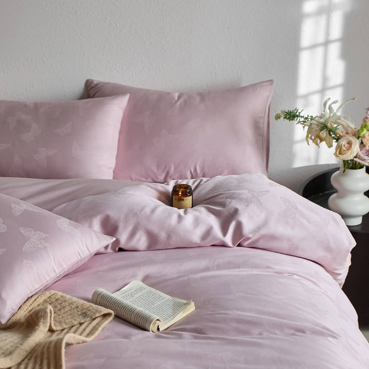 Fine cotton satin bedding set with tulip jacquard structure and hotel closure
