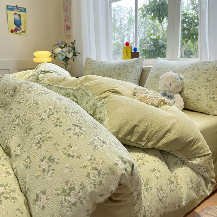 Lightweight Decorative Bedding Set