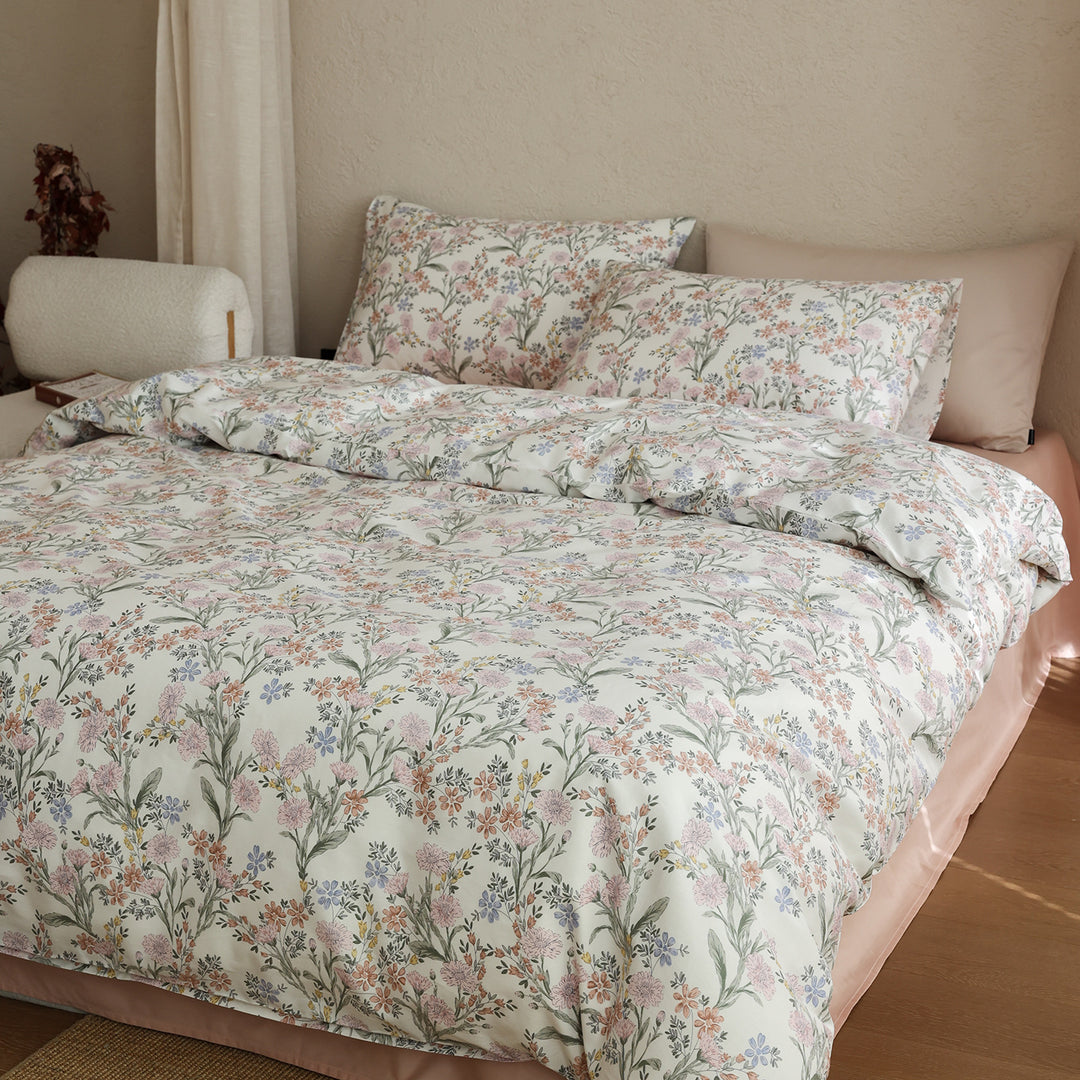 Cotton satin bedding set with fine watercolor floral pattern and soft touch