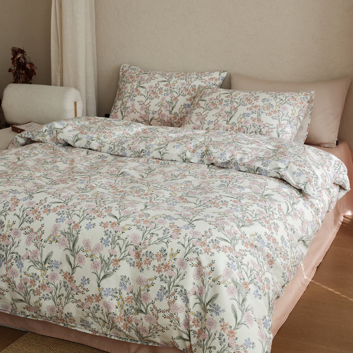 Cotton satin bedding set with fine watercolor floral pattern and soft touch