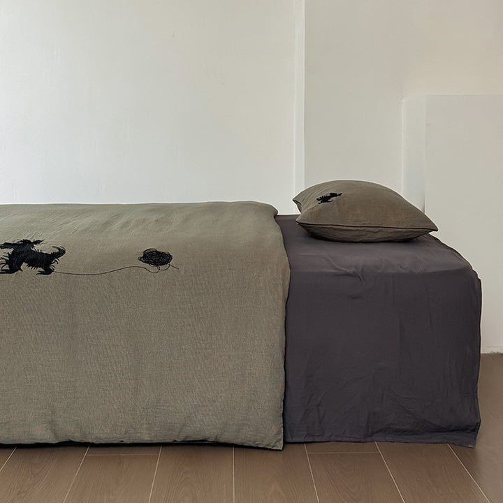 Bed cover set linen look with embroidered dog motif and concealed zipper