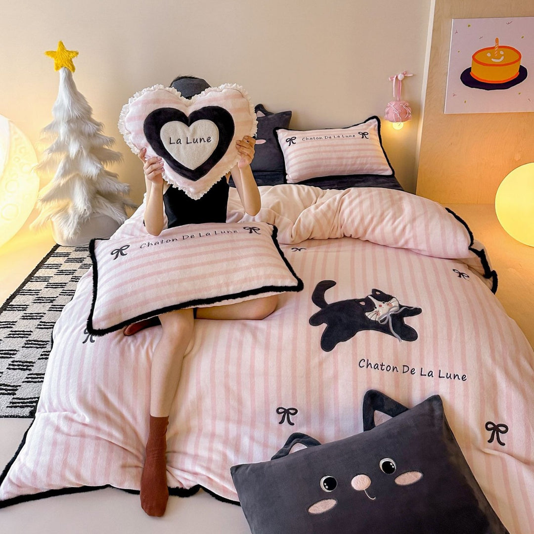 Cozy microfleece bedding set with 3D cat application and heart decorative pillow