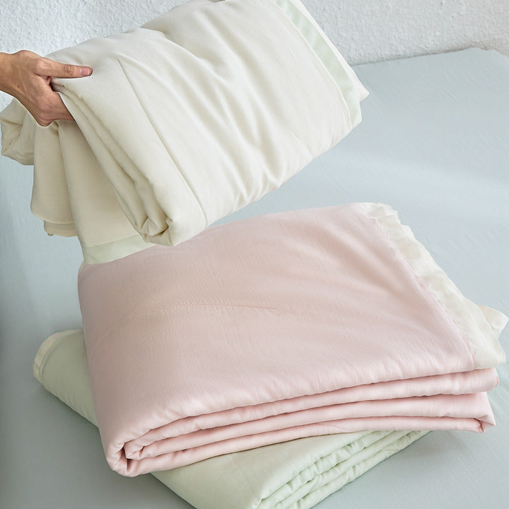 Elegant hotel bedding made of cotton satin with concealed closure