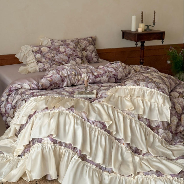 Bedding set in vintage rose pattern with layered ruffles and satin trim