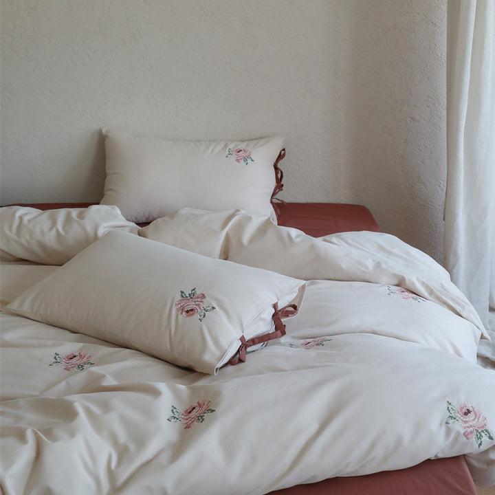 Embroidered bedding set made of cotton satin with rose pattern and bow pillowcases